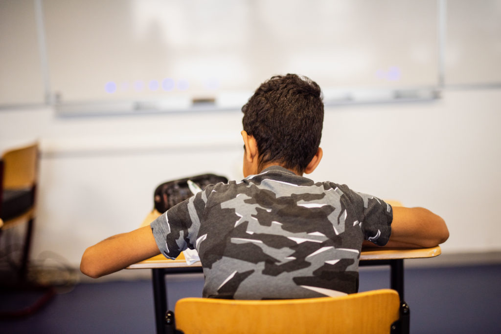 élève de dos en cours de maths