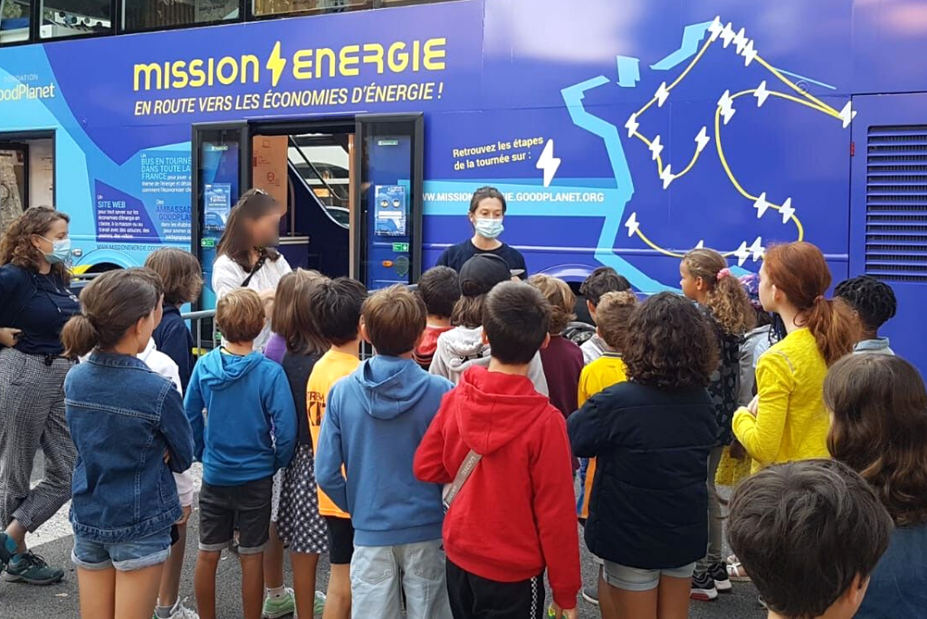 une classe participe à une intervention de sensibilisation à l'énergie par la fondation GoodPlanet sensibilise les jeunes aux enjeux liés à l'énergie