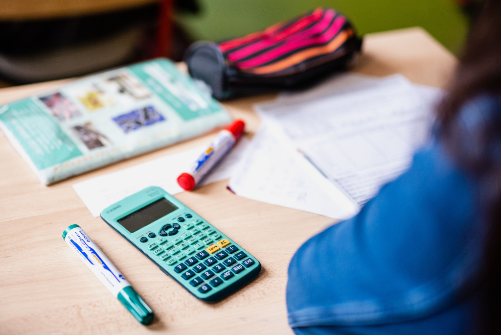 bureau d'un élève pendant un cours de maths au collège