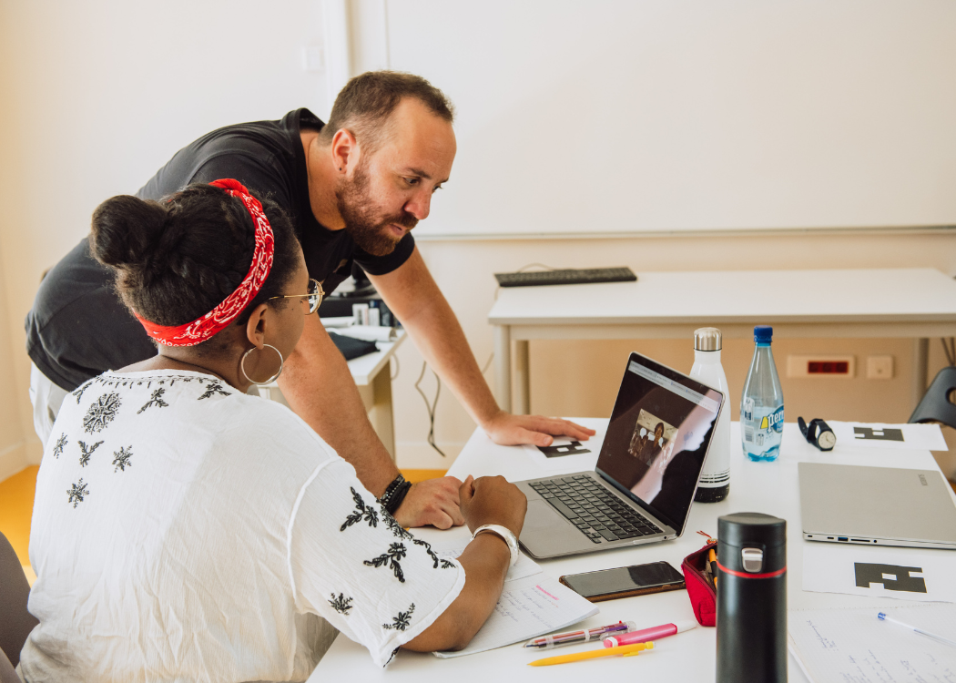 job emploi travail poste chargé d'accompagnement accompagner suivi aide soutien appel enseignant professeurs enseignement association aider former